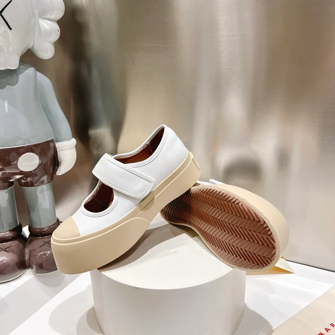 👟👟Ex-factory price 480👟👟 Marni|Mary Jane big head doll shoes‼ ️Upgraded outsole, consistent lasting process with the original version, upgraded to the latest official original packaging‼ ️ Mani’s incomparable and versatile white shoes! I'm tired of the regular white shoes, so I bought a pair of different style thick-soled big-toe shoes. Paris International Fashion Week catwalk model, purchase-level version, all Internet celebrities wear it, Song Zuer, Zhao Lusi, Huo🔥 Show... [4.5cm increased sole] Not bulky, light and soft, comfortable on the feet! It feels very good on your feet and doesn't scratch your feet at all! Extremely comfortable! Daily travel! Wear whatever you like regardless of the occasion, no fear of any dress code, no pressure to dress! ✔Upper: imported cowhide fabric ✔Lining: lambskin lining ✔Outsole: exclusive molded original 1:1 rubber ➕TPU outsole! Floating beige is not completely white. Difference between market currencies We are different‼ ️ ✔𝐒𝐢𝐳𝐞: 35-40
